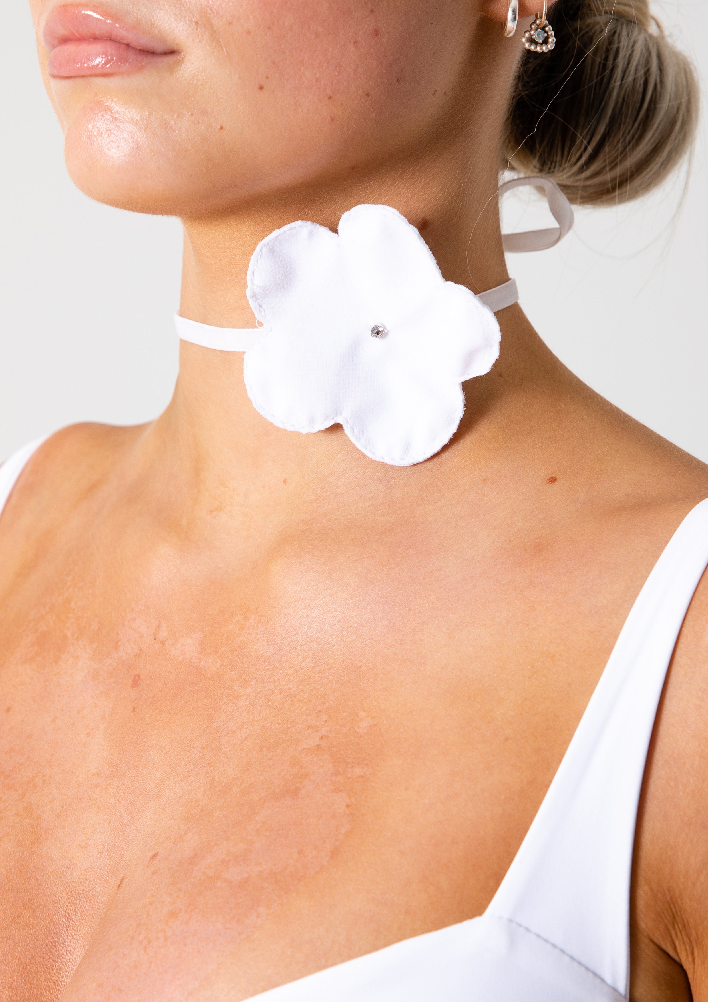 FLEUR NECKLACE - WHITE