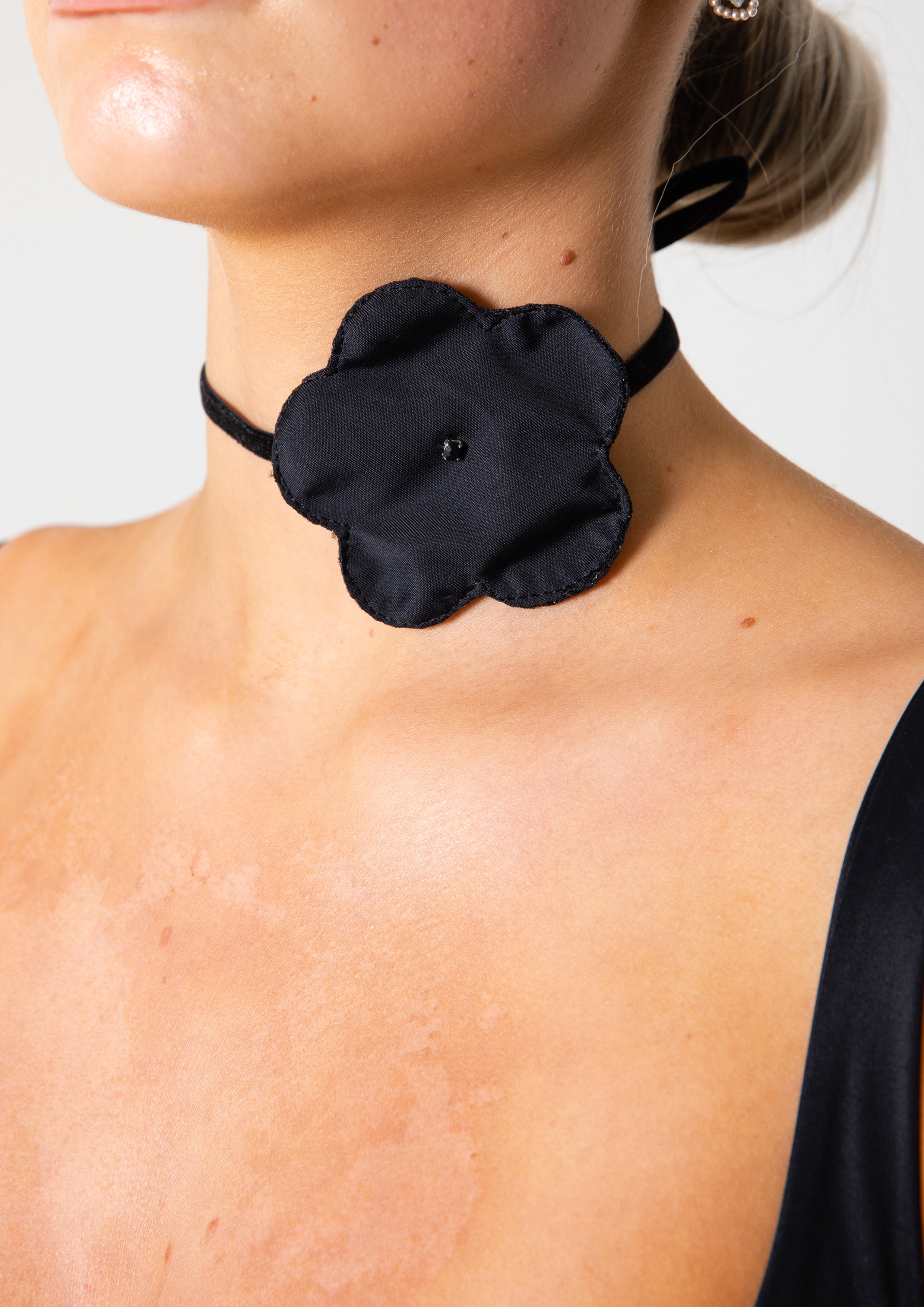 FLEUR NECKLACE - BLACK