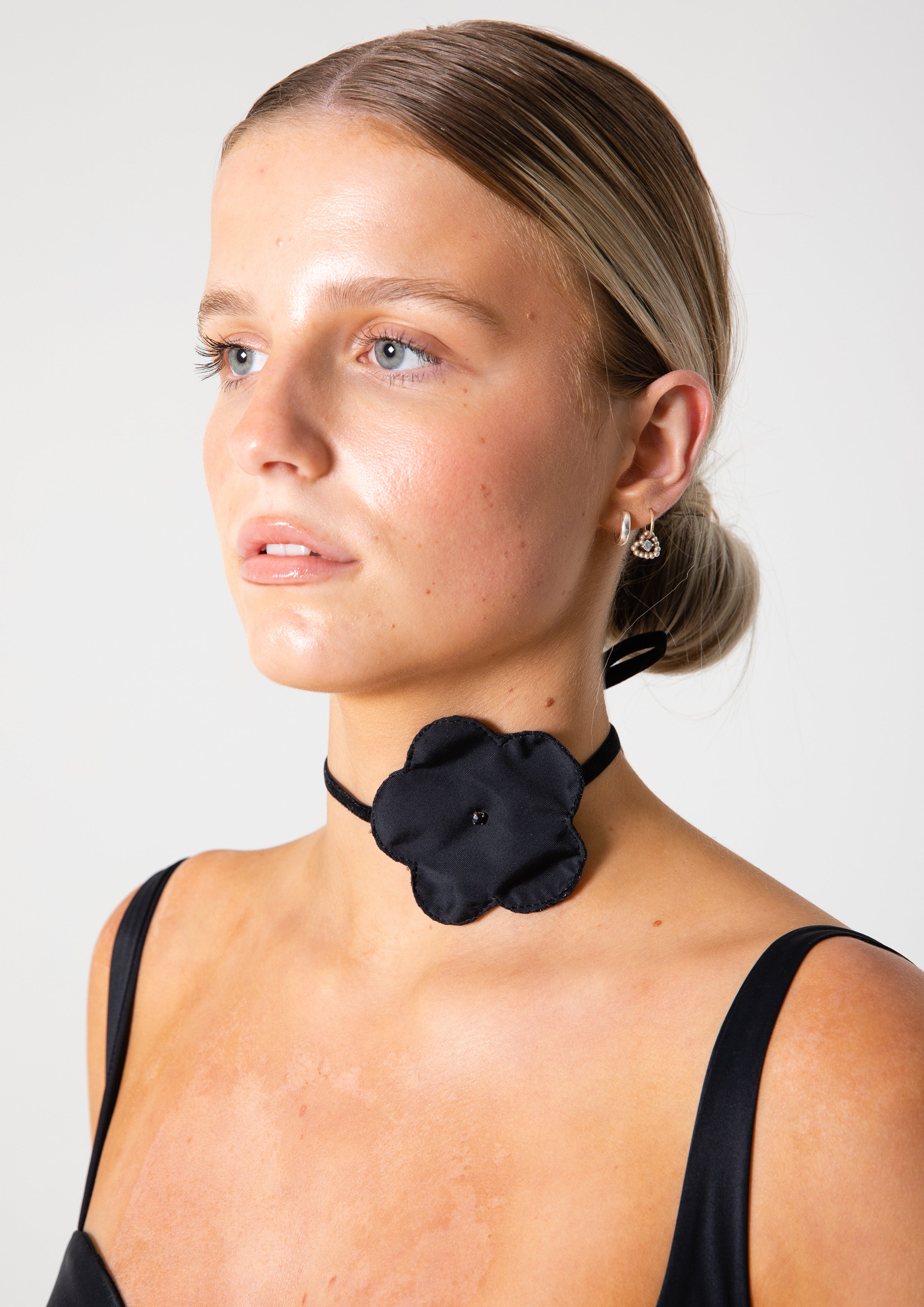 FLEUR NECKLACE - BLACK