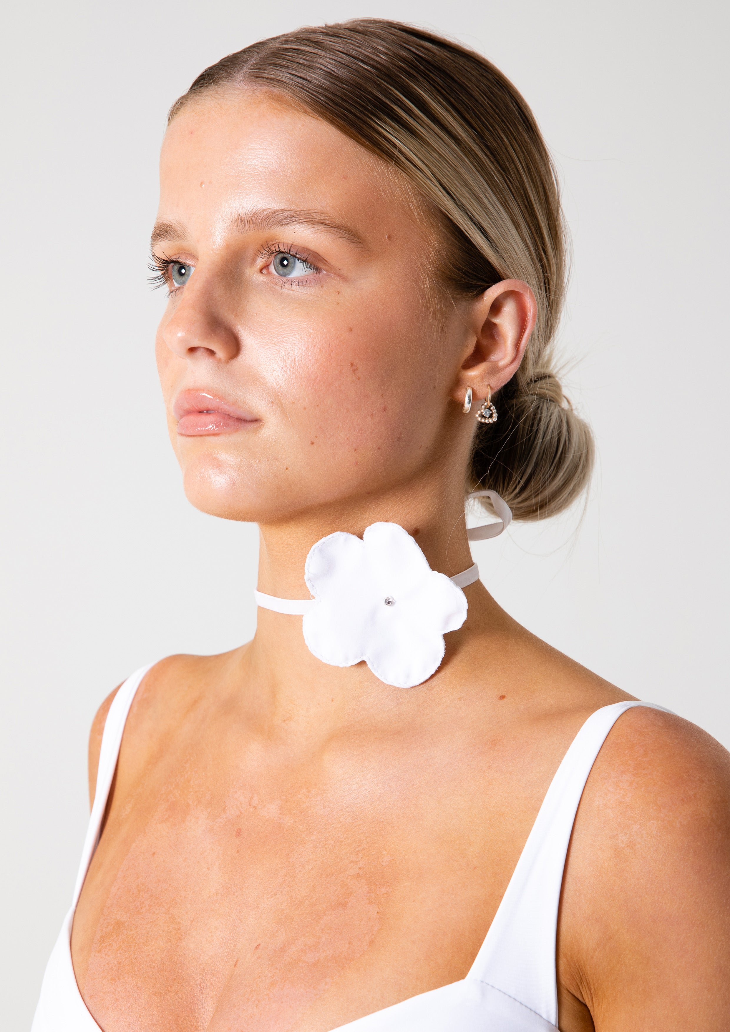 FLEUR NECKLACE - WHITE